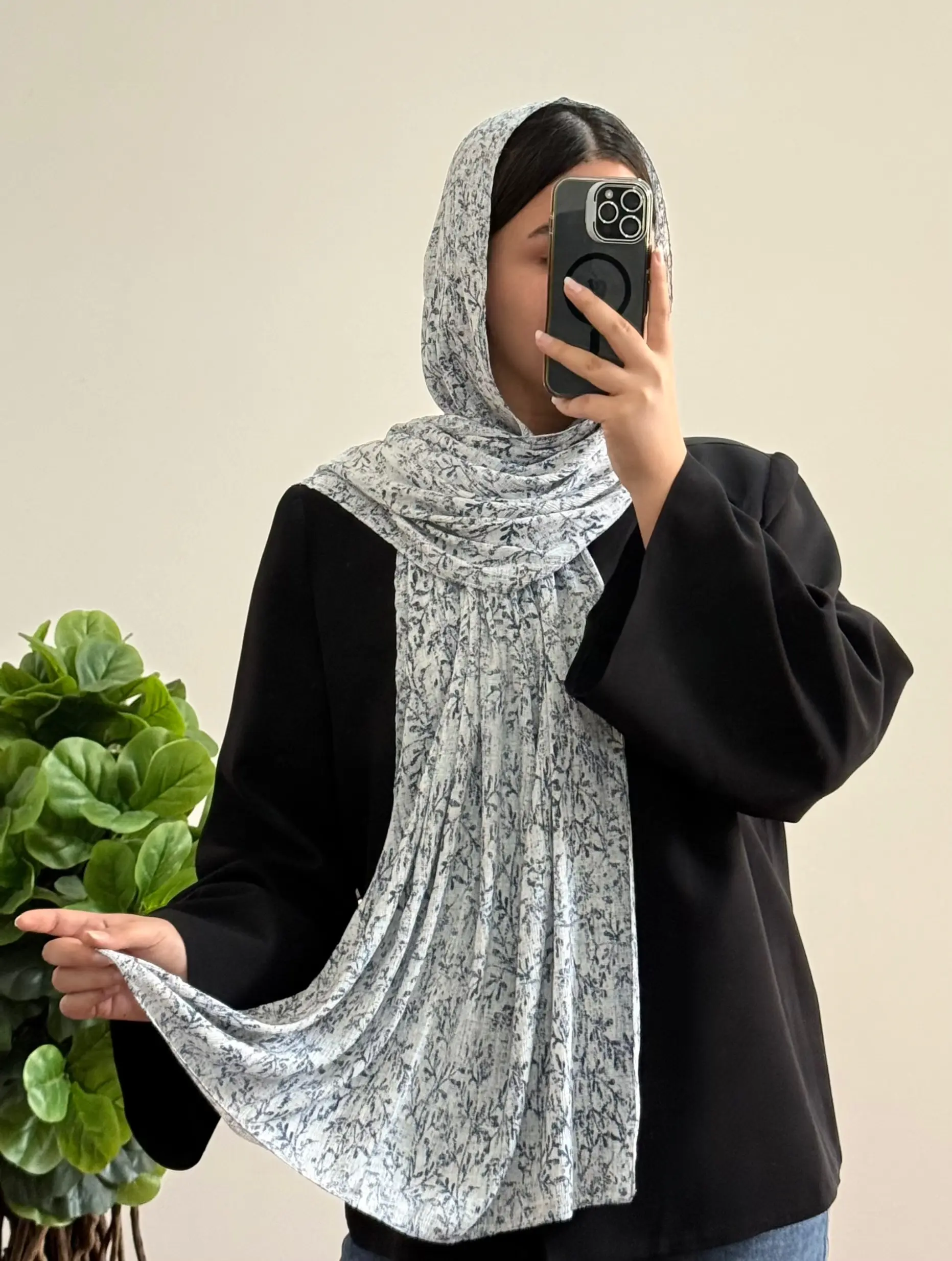 شال سرمه ای سفید